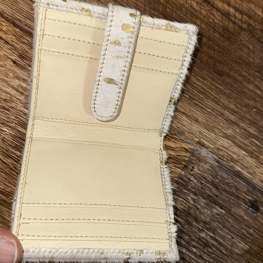 Gold and Cream Card Holder - Picture 4 of 6